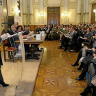 María Luisa Sacristán durante la lectura del manifiesto  en el salón  de actos del Ayuntamiento-J.M.Lostau