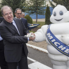 Juan Vicente Herrera saluda a la mascota oficial de la compañía, el popular Bibendum a su llegada a la planta de producción de Aranda de Duero.-SANTI OTERO