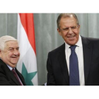 Lavrov (derecha) estrecha la mano de su homólogo sirio, en Moscú, este viernes.-