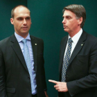 Eduardo y Jair Bolsonaro durante un evento político en Brasilia.-AGENCIA BRASIL