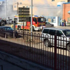 Los bomberos actúan en la zona afectada por las llamas.-E. M.