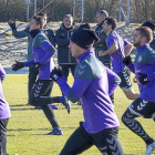 Los jugadores blanquivioleta corren durante el entrenamiento de ayer ante la mirada de Paco Herrera.-MIGUEL ÁNGEL SANTOS