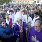 Ricardo Blázquez y varios religiosos entran en la nueva parroquia rodeados de feligreses.-J.M. LOSTAU