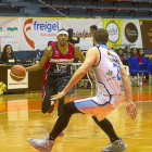 Wade-Chatman inicia una transición ante Hansen.-PHOTO-DEPORTE
