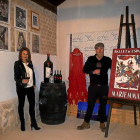 Mayte Bajo y Jesús Arbás, en la sala de la bodega dedicada a la bailarina Mariemma y al mundo de la danza, y donde se ha instalado un escenario para realizar actuaciones en directo.-ARGI