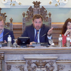 Manuel Saravia mira su móvil mientras Óscar Puente se dirige a los concejales durante la celebraciónel pleno municipal.-J. M. LOSTAU