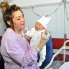 Laura junto a su pequeña Abril, ayer, en el Hospital Santa Bárbara de Soria.-VALENTÍN GUISANDE