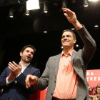 Pedro Sánchez y Antidio Fagúndez  durante el mitin que dieron ayer en Zamora.-ICAL