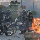 Militares y policía se enfrentan a cocaleros partidarios del expresidente Evo Morales, el lunes en la localidad de Sacaba.-EFE / JORGE ABREGO