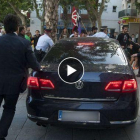 Manifestantes lanzan objetos y golpean con un palo el coche oficial de Montoro en un acto en Vilanova. /-YOUTUBE