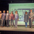 La presidenta de la Fundación, Elisa Delibes (tercera por la derecha) junto a familiares, patrocinadores y responsables del archivo.-Pablo Requejo