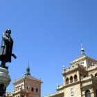 Estatua del escritor José Zorrilla con el edificio de Caballería al fondo de la imagen (Valladolid).-ICAL