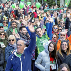 Parte de la marcha alza la mano para apoyar a los pacientes de cáncer y a sus familiares, que también se ven afectados por esta enfermedad.-J.M. LOSTAU