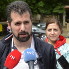 El secretario general del PSOE de Castilla y León y portavoz en las Cortes regional, Luis Tudanca, acompañado por la diputada nacional, Esther Peña (D), acude a la tradicional romería de San Juan del Monte, en Miranda de Ebro-Ricardo Ordóñez / ICAL