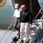 Donald Trump y Melania a su llegada a la base aéra de Florida.-REUTERS / KEVIN LAMARQUE