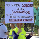 Miembros de la Unión Sindical de Castilla y León (USCAL) se manifestaron en la entrada de la Consejería de Presidencia.-ICAL