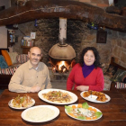 Pedro Prieto y Celia Villa, en el comedor y con algunos platos tradicionales de la cocina peruana.-ARGICOMUNICACIÓN