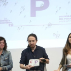 El secretario general de Podemos, Pablo Iglesias, y las diputadas moradas Ione Belarra y Sofía Castañón.-DAVID CASTRO
