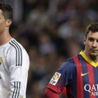 Cristiano Ronaldo y Leo Messi, en el Bernabéu, el pasado 23 de marzo, en el último clásico liguero de la temporada 2013-2014.-Foto: AFP / DANI POZO