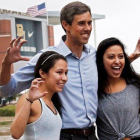 El candidato demócrata para senador por Texas, Beto ORourke, posa junto a dos seguidoras en la localidad de Waco.-LARRY W. SMITH (EFE)