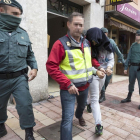 El detenido residente en la calle General Shelly, considerado como uno de los cabecillas, sale esposado de su casa.-M. Á. SANTOS /P. REQUEJO