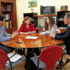 Alberto Bustos y Victoria Soto, a la izquierda, con José Antonio Otero.-E. M.