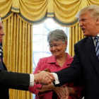 Trump saluda a Sessions en la Casa Blanca, el pasado mes de febrero.-REUTERS / KEVIN LAMARQUE