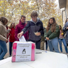 Estudiantes votando, a la puerta de la Facultad de Medicina.-PABLO REQUEJO/PHOTOGENIC
