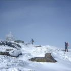 Dos montañeros llegan a la cima de la Serrota.-N.S.