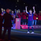 Iniesta se despide del Camp Nou entre jugadores y familiares tras  el  partido de Liga entre el FC Barcelona y la Real Sociedad.-/ JORDI COTRINA