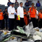 El presidente indonesio, Joko Widodo (centro), inspecciona algunos de los restos del avión de Lion Air siniestrado.-EDGAR SU (REUTERS)