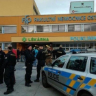 Policía frente al hospital donde se ha producido el tiroteo en la ciudad checa de Ostrava.-