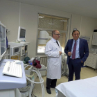 El doctor Enrique Ortega enseña al consejero de Sanidad, Antonio Sáez, la unidad del dolor.-ICAL