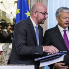 El primer ministro belga, Charles Michel (izquierda), y el ministro belga de Asuntos Exteriores, Didier Reynders, comparecen en una rueda de prensa.-STEPHANIE LECOCQ / EFE