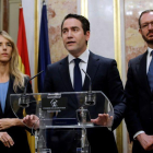 El secretario general del Partido Popular, Teodoro Garcia Egea (c), acompñado Cayetana Álvarez de Toledo y Javier Maroto durante su comparecencia ante los medios.-EFE