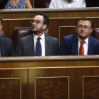 Pedro Sánchez atiende al discurso de investidura de Mariano Rajoy desde la bancada socialista.-JUAN CARLOS HIDALGO / EFE