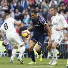 Ünal avanza con el balón ante Kroos y Bale; tres jugadores de muy bajo rendimiento esta temporada.-LALIGA