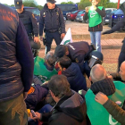 Cuerpos de seguridad tratan de apartar de la calzada a los empleados de la prisión de Valladolid durante la huelga.-E.M.