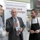 Luis San José, Jesús Julio Carnero y Miguel Ángel de la Cruz, en el expositor de la Diputación de Valladolid-RAQUEL P. VIECO