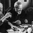 John Huston, Orseon Welles y Peter Bogdanovich, en un descanso del rodaje de la película 'The Other Side of the Wind'.-