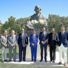 El rector de la UVA, Daniel Miguel, el alcalde de Ahmedabad y el alcalde de Valladolid posan junto a la estatua de Gandhi.-E.M.