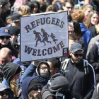 Manifestantes sostienen una pancarta de bienvenida a los refugiados, en una marcha en Colonia.-MARTIN MEISSNER (AP)