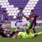 Óscar y Alfaro, los protagonistas del gol frente al Eibar, observan la trayectoria del balón, al que no llega Irureta.-P. Requejo
