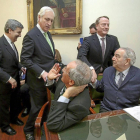 José Manuel Fernández, José Luis Concepción y Gerardo Martínez conversan informalmente con Feliciano Trebolle antes de la reunión-Ical