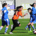Carolina Birizamberri se lleva el balón ante la presencia de dos jugadoras del UBU.-ISRAEL L. MURILLO