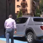 Luis Bárcenas se dirige a su vehículo, aparcado en una plaza para discapacitados, tras acudir a firmar a los juzgados de Vielha, este martes.-TV-3