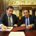 El consejero de Sanidad, Antonio María Sáez Aguado, y el alcalde de Valladolid, Óscar Puente, firman un acuerdo sobre un programa de acceso a la vivienda para usuarios de los servicios de Salud Mental de Valladolid-Ical