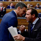 Pedro Sánchez felicita a Óscar Puente tras su réplica a Feijóo en la investidura fallida del líder del PP.-JAVIER SORIANO