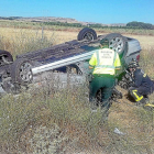 Policía, bomberos y personal sanitario junto al vehículo volcado a la altura de Tordesillas.-ICAL