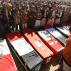Yemenís rezan frente a las lapidas de las victimas de un bombardeo de la coalicion arabe comandada por Arabia Saudi  durante un funeral en Sana.-/ YAHYA ARHAB / EFE